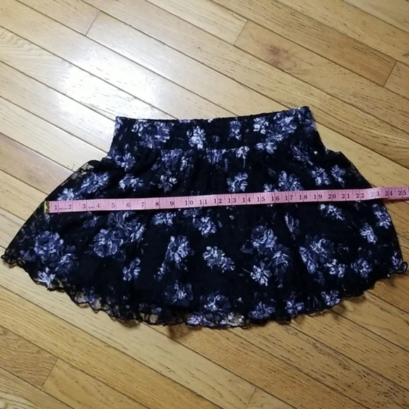 Womens skirt med,black and white. Lace on outer side. - Picture 3 of 6